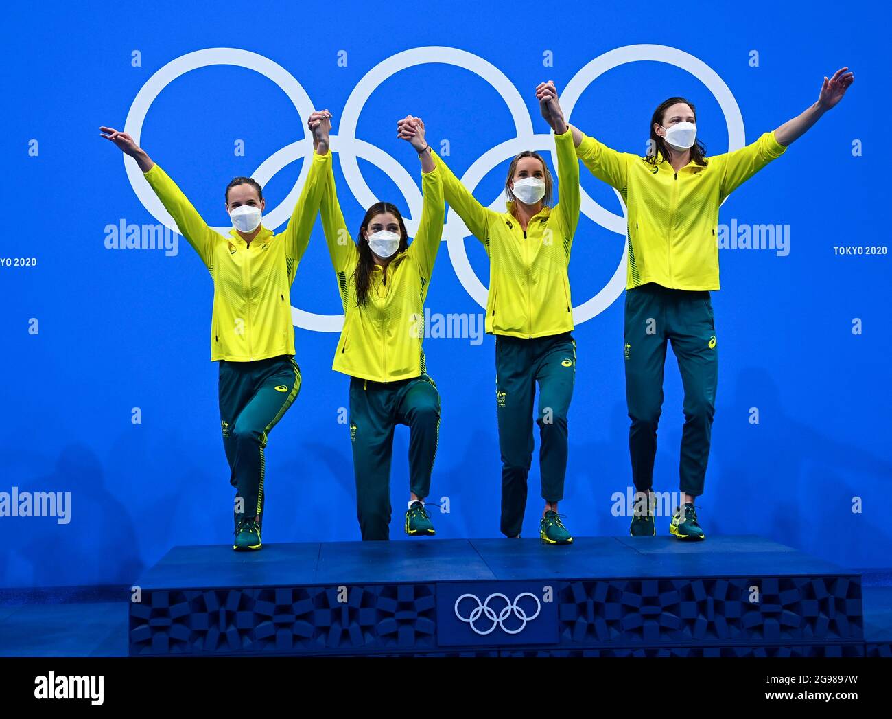 Tokio, Japan. Juli 2021. Mitglieder des Siegerteams Australien treten bei der Siegerehrung der 4 x 100 m Freistil-Schwimmstaffel der Frauen bei den Olympischen Spielen 2020 in Tokio, Japan, am 25. Juli 2021 auf das Podium. Quelle: Xu Chang/Xinhua/Alamy Live News Stockfoto