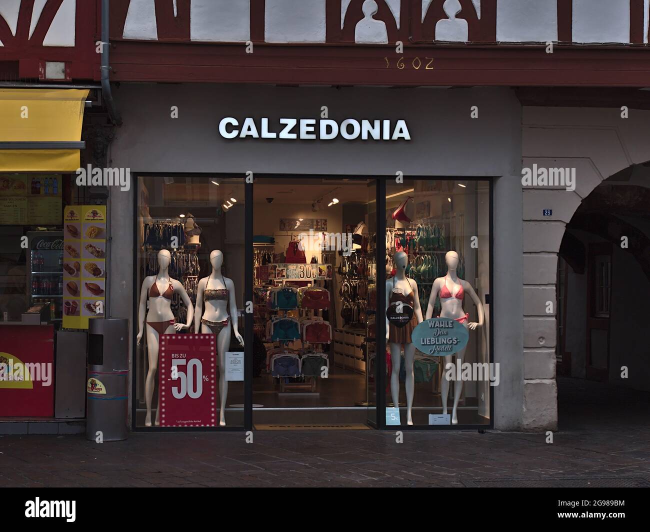 Vorderansicht der Filiale der italienischen Modemarke Calzedonia in der Einkaufsstraße im Zentrum von Trier mit Schaufensterpuppen und Logo. Stockfoto