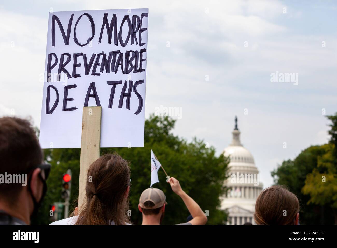 Washington, DC, USA, 24. Juli 2021. Im Bild: Ein Protestler beim DC March for Medicare for All trägt ein Zeichen, das andeut, dass die allgemeine Gesundheitsversorgung dem US-Kapitol Leben retten wird. Der marsch ist Teil einer landesweiten Nachfrage nach universeller Gesundheitsversorgung mit Veranstaltungen in 56 Städten. Kredit: Allison Bailey / Alamy Live Nachrichten Stockfoto