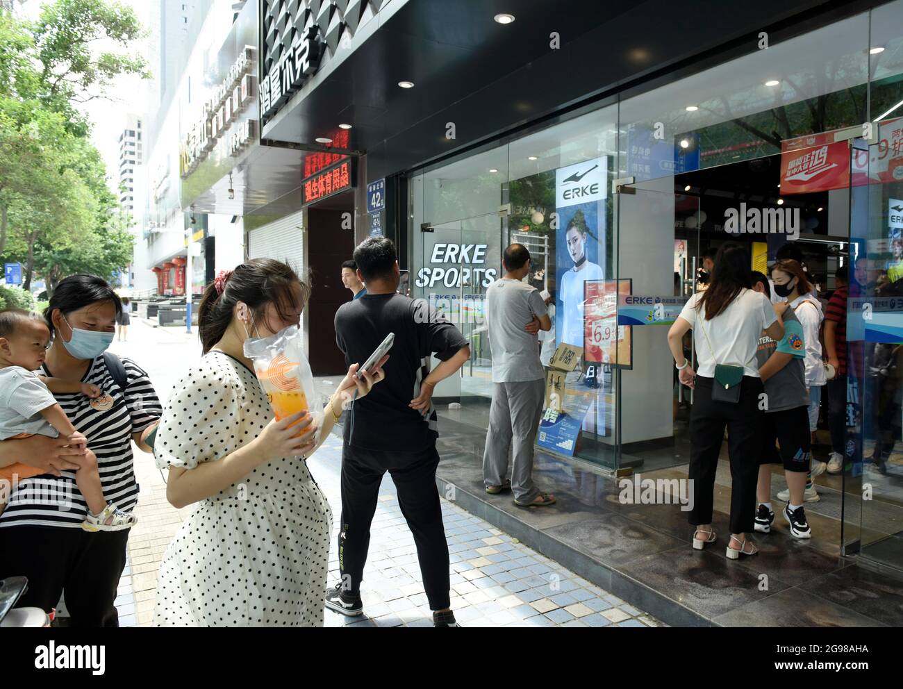 HUAI'AN, CHINA - 25. JULI 2021 - in einem Erke-Geschäft an der Huaihai North Road im Bezirk Huai 'an, Provinz Jiangsu, kaufen Menschen Kleidung, Schuhe und Hüte, 25. Juli 2021. (Foto von He Jinghua / Costfoto/Sipa USA) Stockfoto