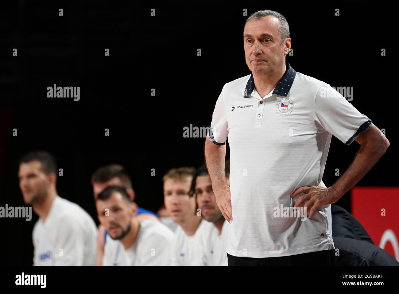 Ronen Ginzburg, Trainer des tschechischen Teams, sieht im Rahmen der Olympischen Sommerspiele 2020 in Tokio auf J ein Spiel zwischen dem Iran und der Tschechischen republik in der Basketballgruppephase der Männer an Stockfoto