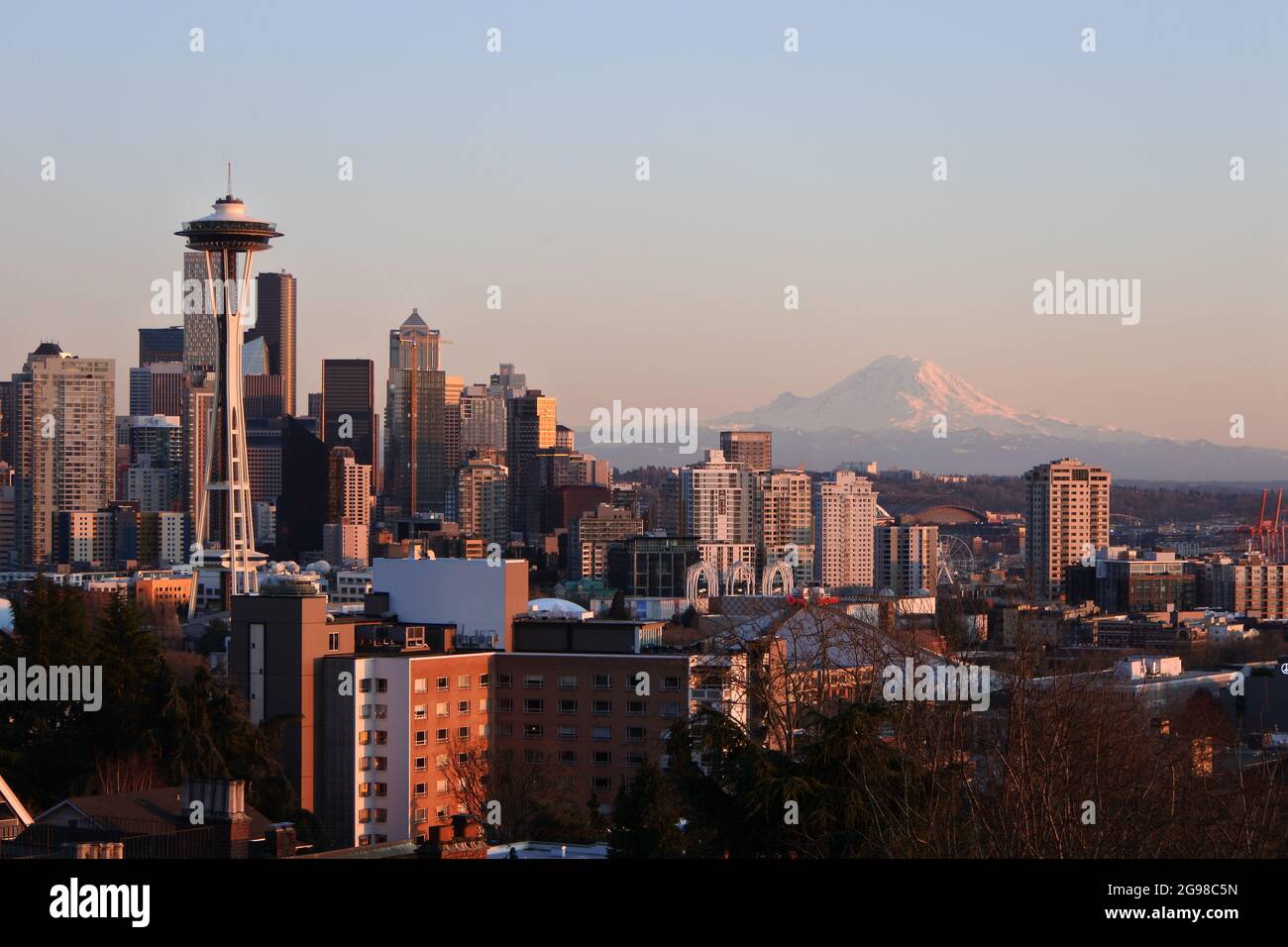 Seattle vom Kerry Park in der Abenddämmerung, Anfang Frühjahr 2020. Stockfoto