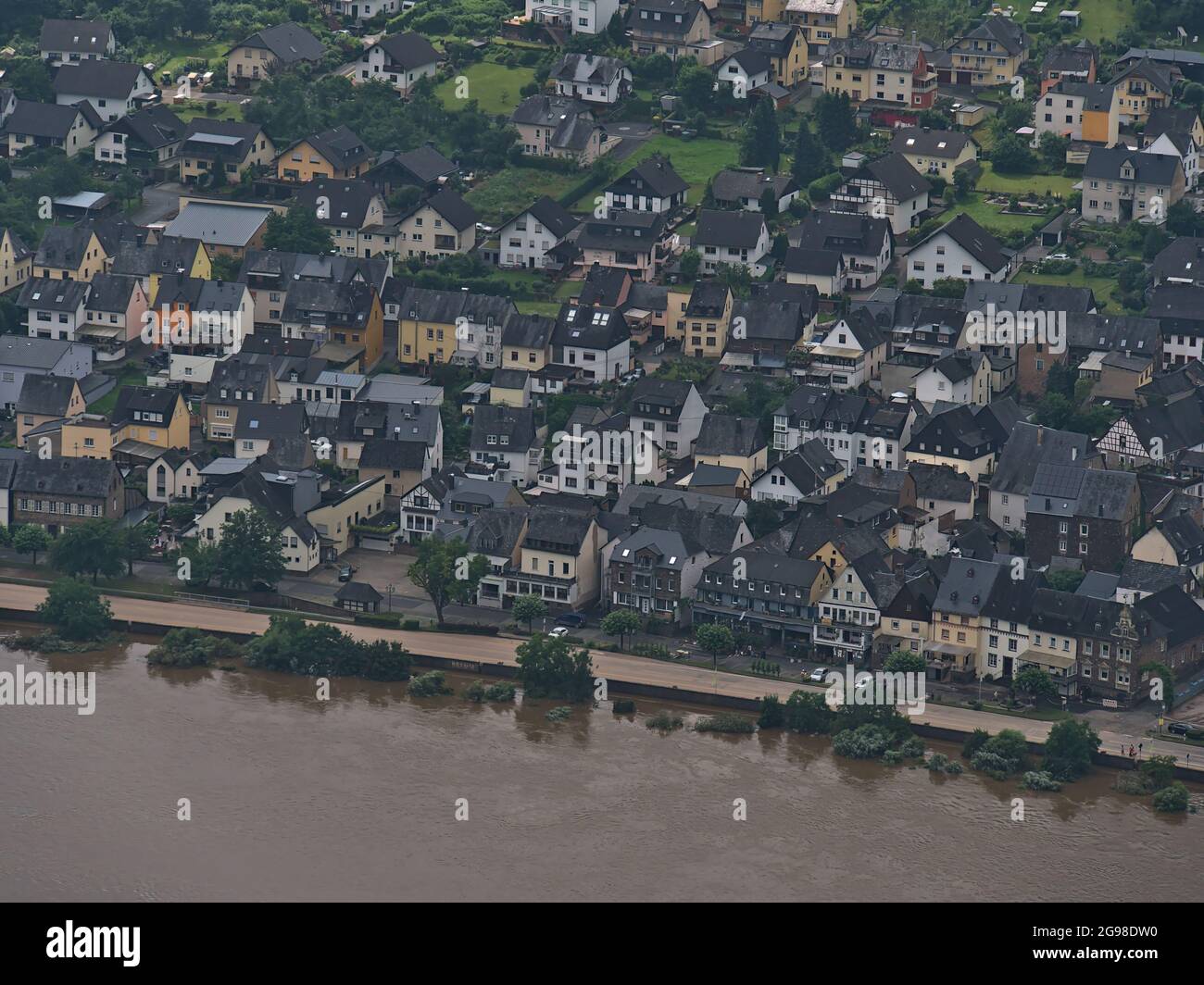 Luftaufnahme des Flussufers des kleinen Dorfes Bremm in Rheinland-Pfalz, Deutschland, am Ufer der Mosel gelegen, mit hohem Wasserstand. Stockfoto