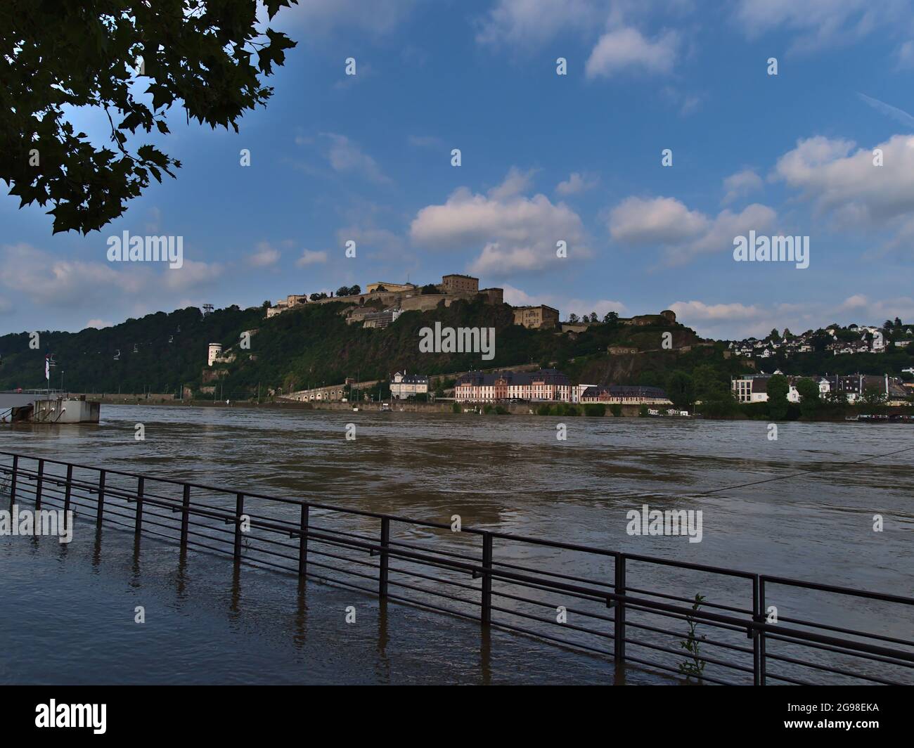 Blick auf die überflutete Rheinpromenade auf hohem Wasserstand im Zentrum von Koblenz, Deutschland. Stockfoto