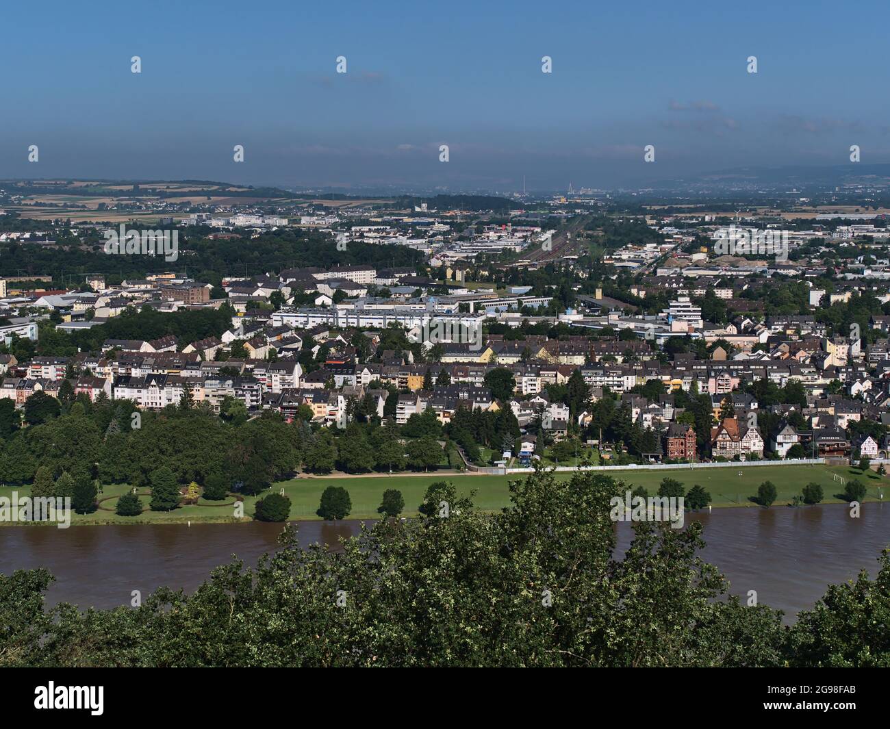 Schöne Luftaufnahme des nördlichen Stadtteils Koblenz (Kreis Neuendorf) in Rheinland-Pfalz, Deutschland mit Rhein und Gebäuden. Stockfoto