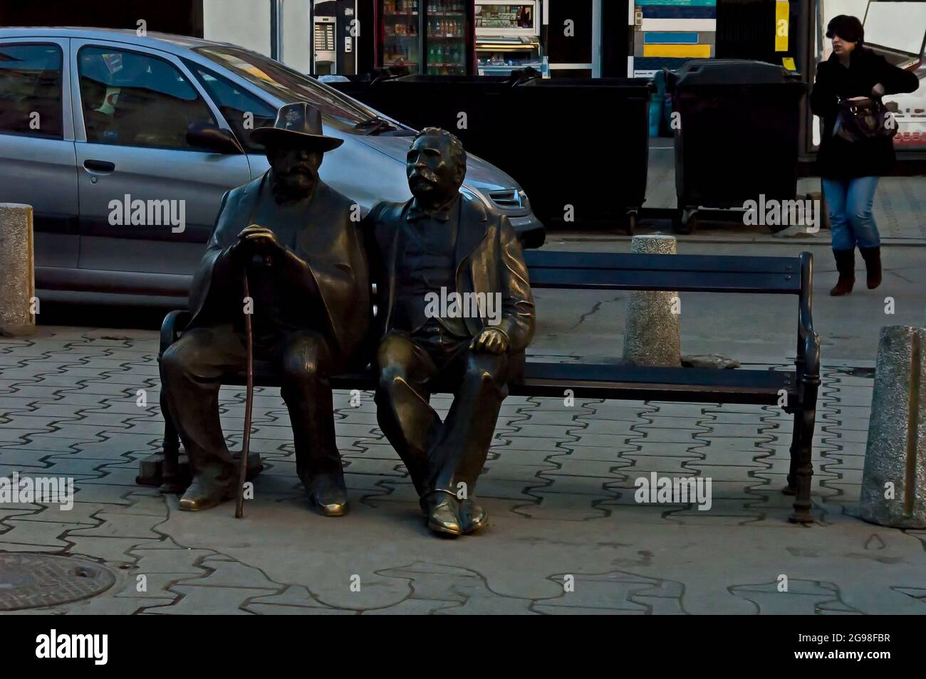 Skulpturen der Dichter Vater und Sohn, Pentscho und Petko Slavejkovi auf der Bank auf dem Slavejkower Platz, Sofia, Bulgarien Stockfoto