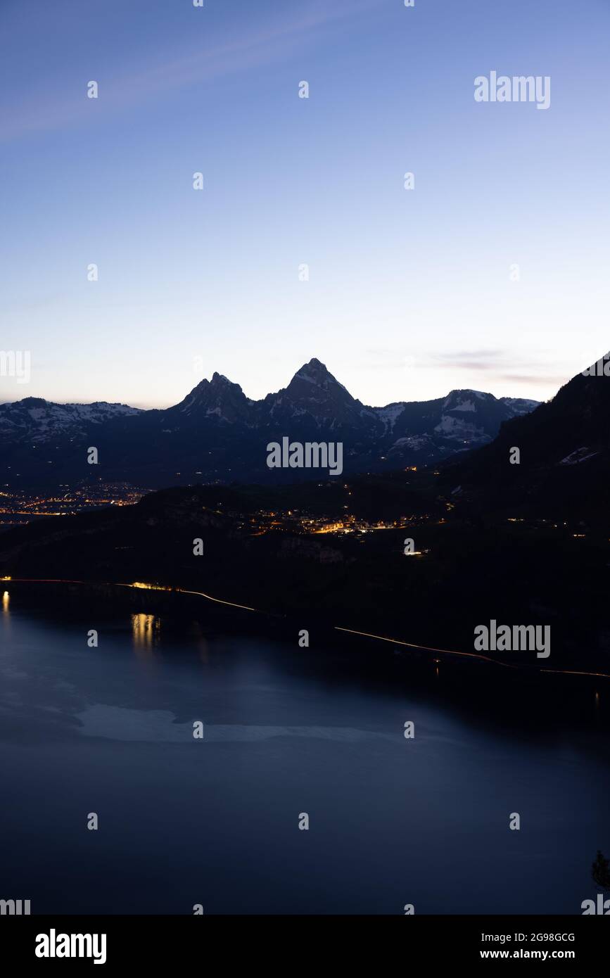 Wow, was für eine Aussicht auf den wunderschönen Vierwaldstättersee am  Morgen eines tollen Tages. Erstaunlicher Sonnenaufgang mitten in der  Schweiz Stockfotografie - Alamy