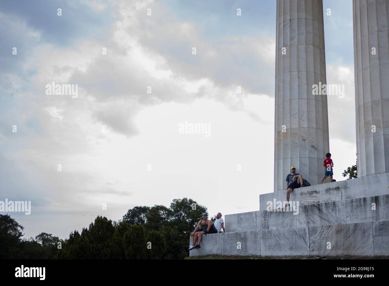 (210725) -- WASHINGTON, D.C., 25. Juli 2021 (Xinhua) -- am 24. Juli 2021 besuchen Menschen das Lincoln Memorial in der National Mall in Washington, DC, USA. Der aktuelle COVID-19-Anstieg in den Vereinigten Staaten wird sich durch diesen Sommer und Herbst stetig beschleunigen, so ein Artikel der US-Non-Profit-Medienorganisation National Public Radio (NPR). (Foto von Ting Shen/Xinhua) Quelle: Ting Shen/Xinhua/Alamy Live News Stockfoto