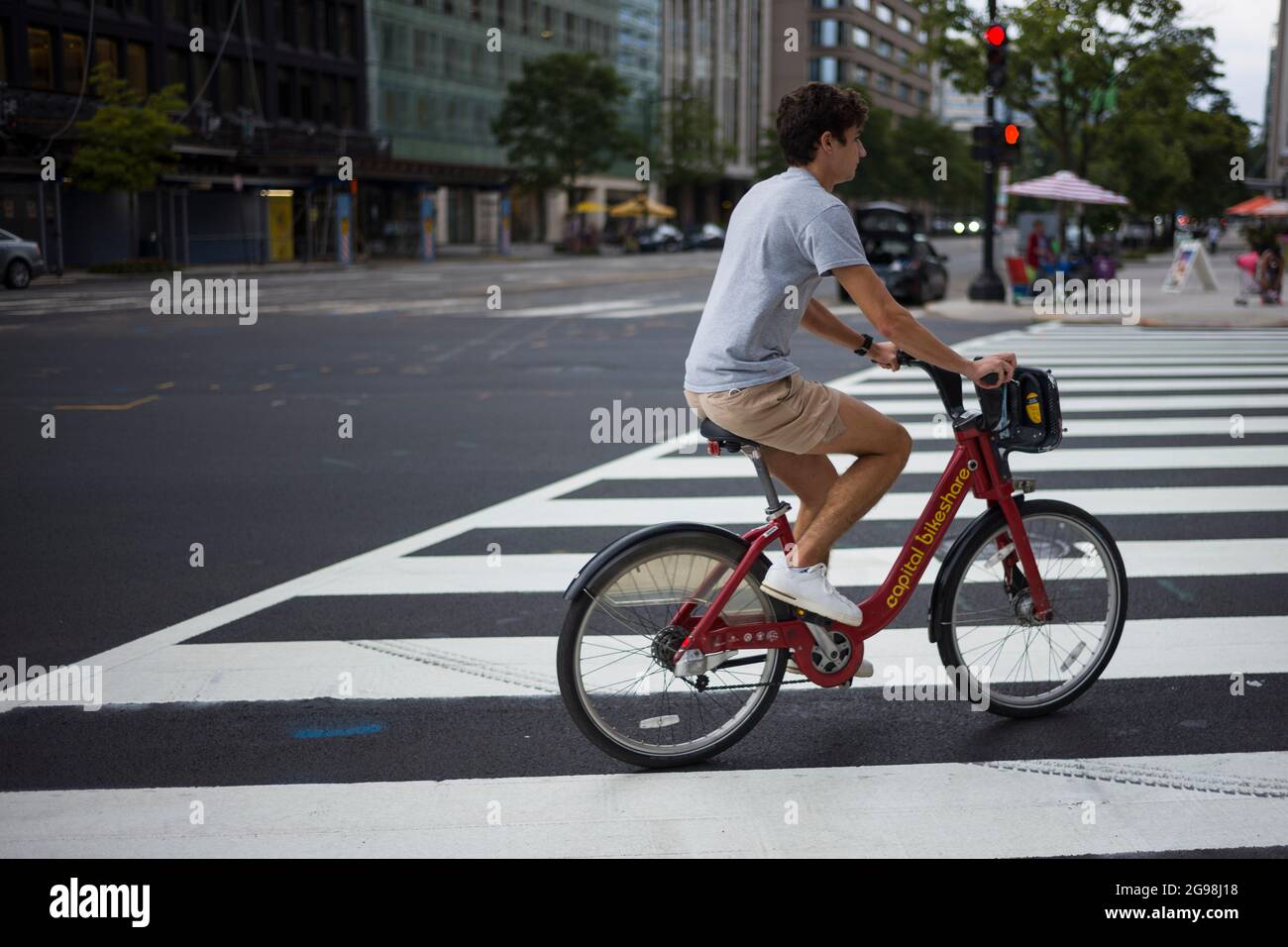 (210725) -- WASHINGTON, D.C., 25. Juli 2021 (Xinhua) -- EIN Mann fährt am 24. Juli 2021 in Washington, DC, USA, mit dem Fahrrad. Der aktuelle COVID-19-Anstieg in den Vereinigten Staaten wird sich durch diesen Sommer und Herbst stetig beschleunigen, so ein Artikel der US-Non-Profit-Medienorganisation National Public Radio (NPR). (Foto von Ting Shen/Xinhua) Quelle: Ting Shen/Xinhua/Alamy Live News Stockfoto