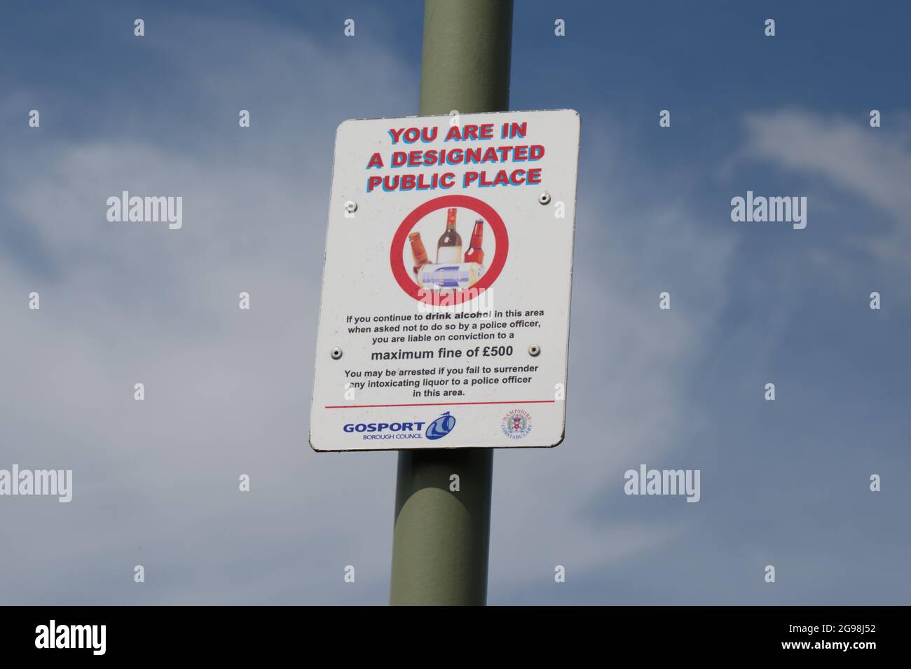 Illustriertes Schild, das anzeigt, dass Sie sich an einem bestimmten öffentlichen Ort befinden und keinen Alkohol in Großbritannien konsumieren dürfen Stockfoto