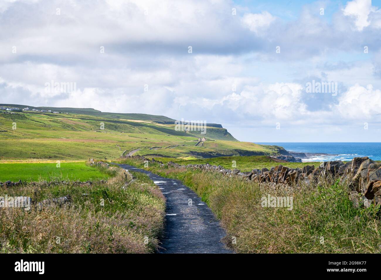 Alte Küstenstraße, die zu den Cliffs of Moher an der Westküste Irlands führt Stockfoto