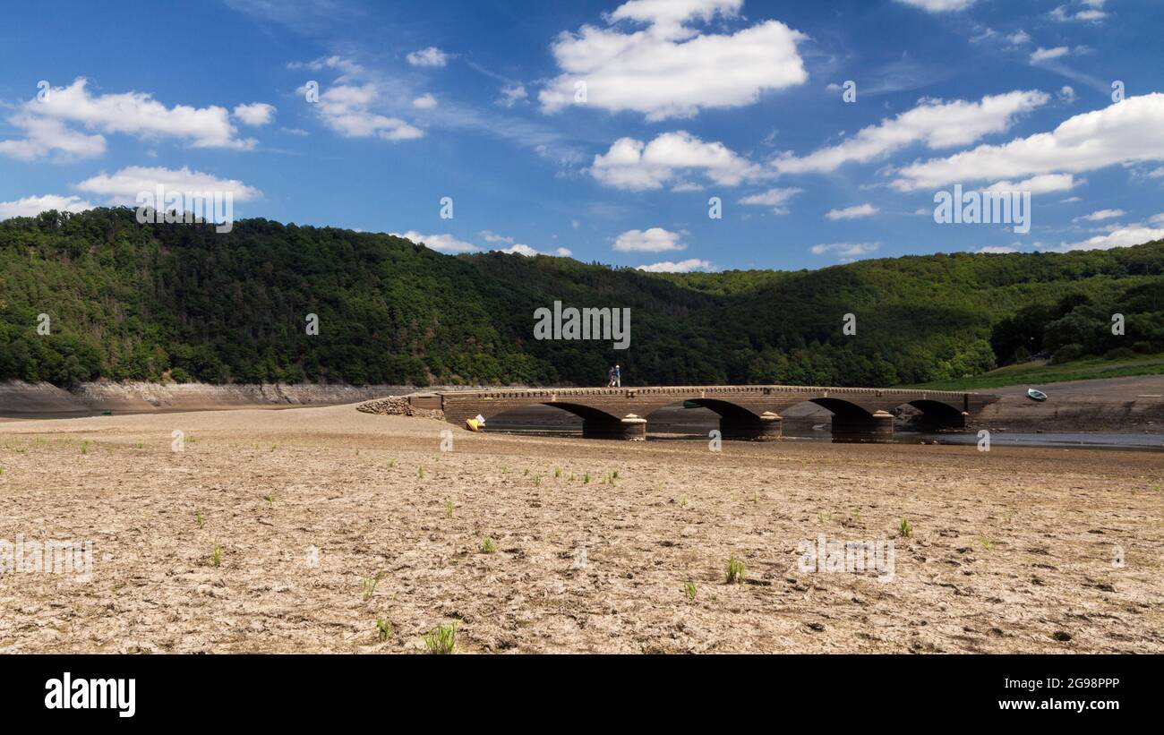 Aseler Brücke (Aseler Brücke) oder Eder Brücke (Ederbrücke) bei Asel. Die Brücke, die normalerweise vom Eder-See untergetaucht wird, kann bei niedrigem Wasserstand gesehen werden. Stockfoto