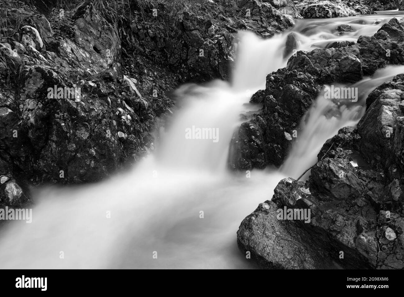 Schwarz-Weiß-Bild des schönen Wasserfalls, aufgenommen in den Apuseni-Bergen Stockfoto