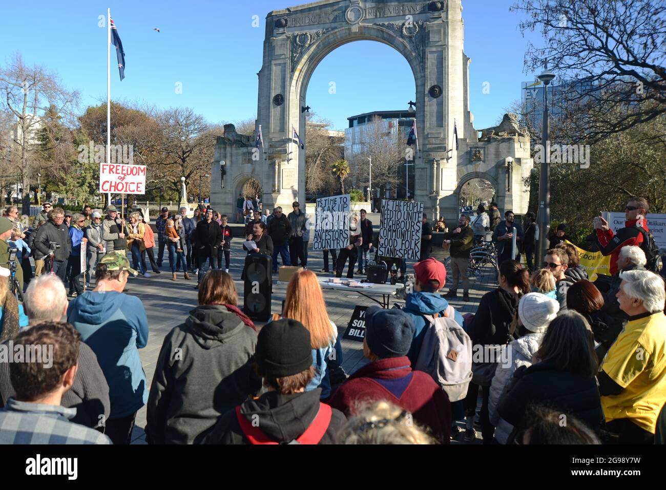 CHRISTCHURCH, NEUSEELAND, 24. JULI 2021; Menschen versammeln sich bei einer Protestkundgebung an der Brücke des Gedenkens in Christchurch. Aktivisten sprachen sich gegen eine verstärkte staatliche Kontrolle über Covid-Impfungen, Agrarsteuern und bürgerliche Freiheiten aus. Stockfoto