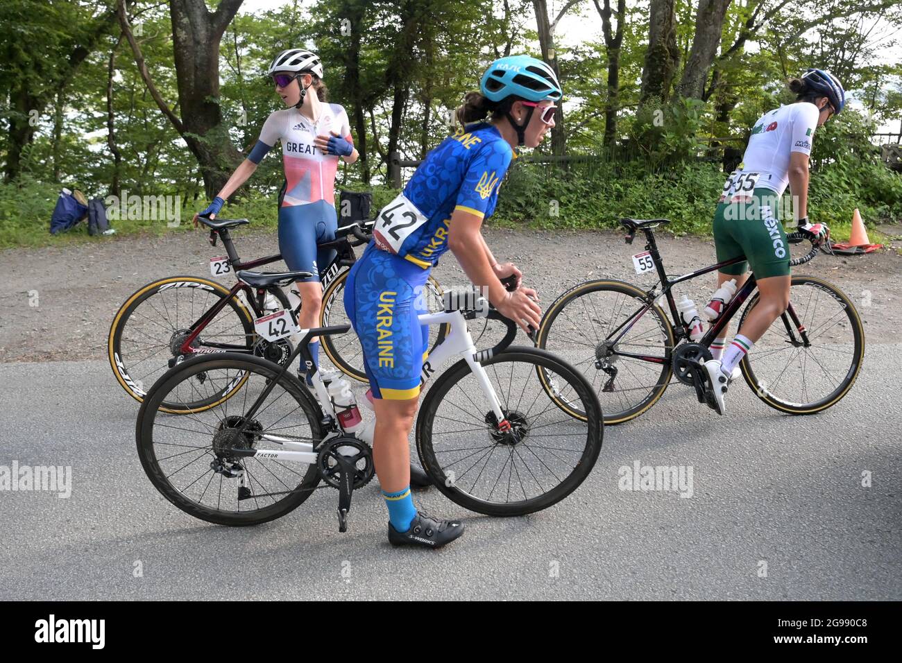 Tokio, Japan. Juli 2021. Radfahren: Olympische Spiele, Tokio - Oyama (137.00km), Frauen, Straßenrennen. Die Rider Anna Shackley (l-r) aus Großbritannien, Valeriya Kononenko aus Urkaine, Lizbeth Yareli Salazar Vazquez aus Mexiko werden vom Besenwagen abgeholt. Quelle: Sebastian Gollnow/dpa/Alamy Live News Stockfoto
