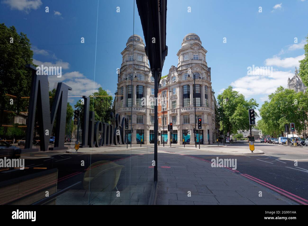 London, Greater London, England, Juni 12 2021: Spiegelbild des Brompton Quarter Empire House, Brompton Road in South Kensington. Stockfoto