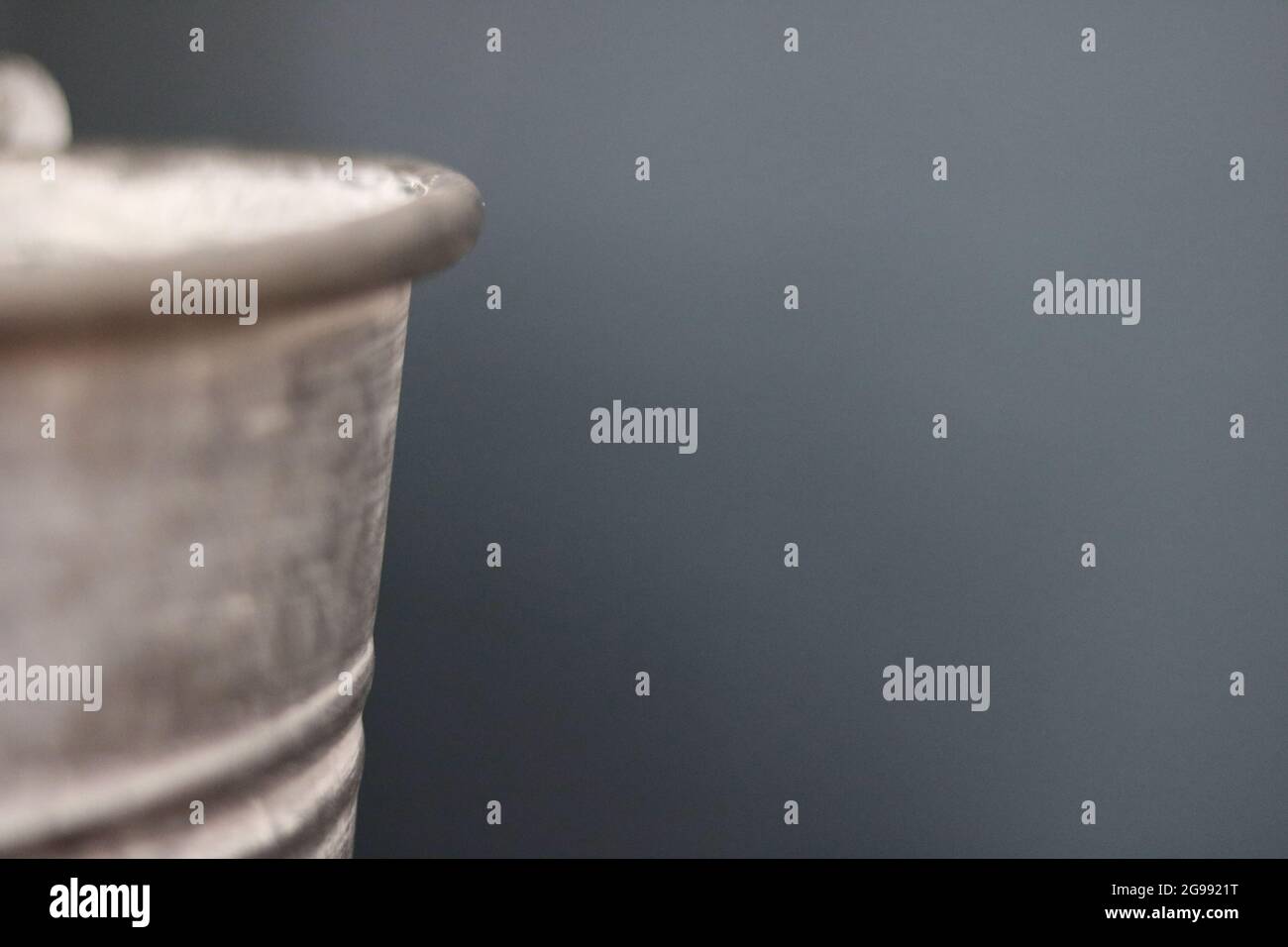 Oberer Teil aus grauem Metalleimer oder Eimer mit Kopierraum Stockfoto