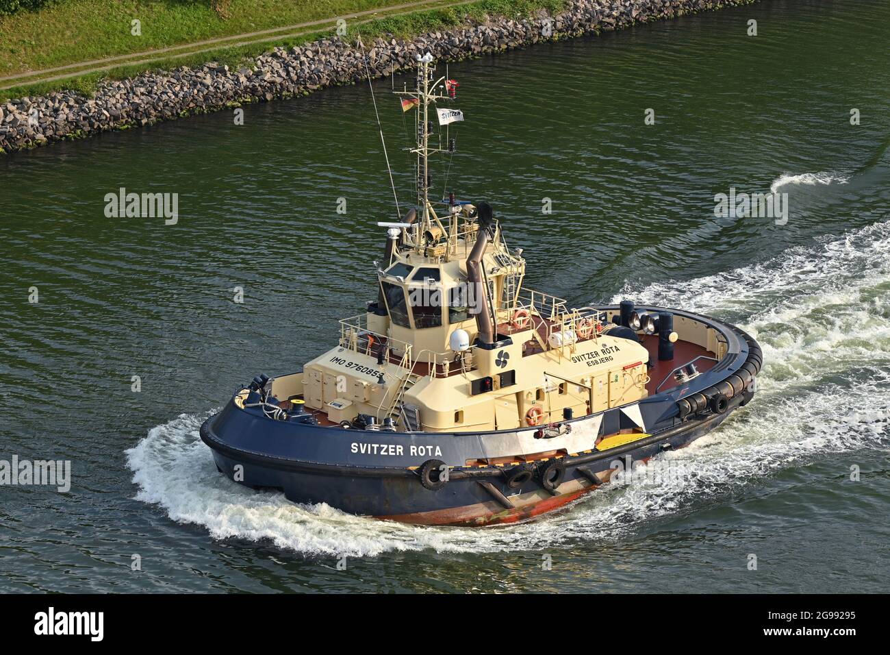 Schleppboot SVITZER ROTA führt über den Nord-Ostsee-Kanal zum dänischen Hafen Assens Stockfoto