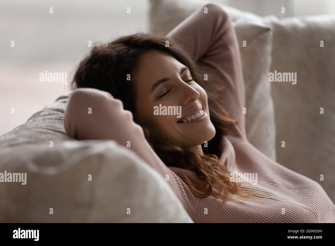 Glückliche hispanische Frau entspannen sich zu Hause beim Nickerchen Stockfoto