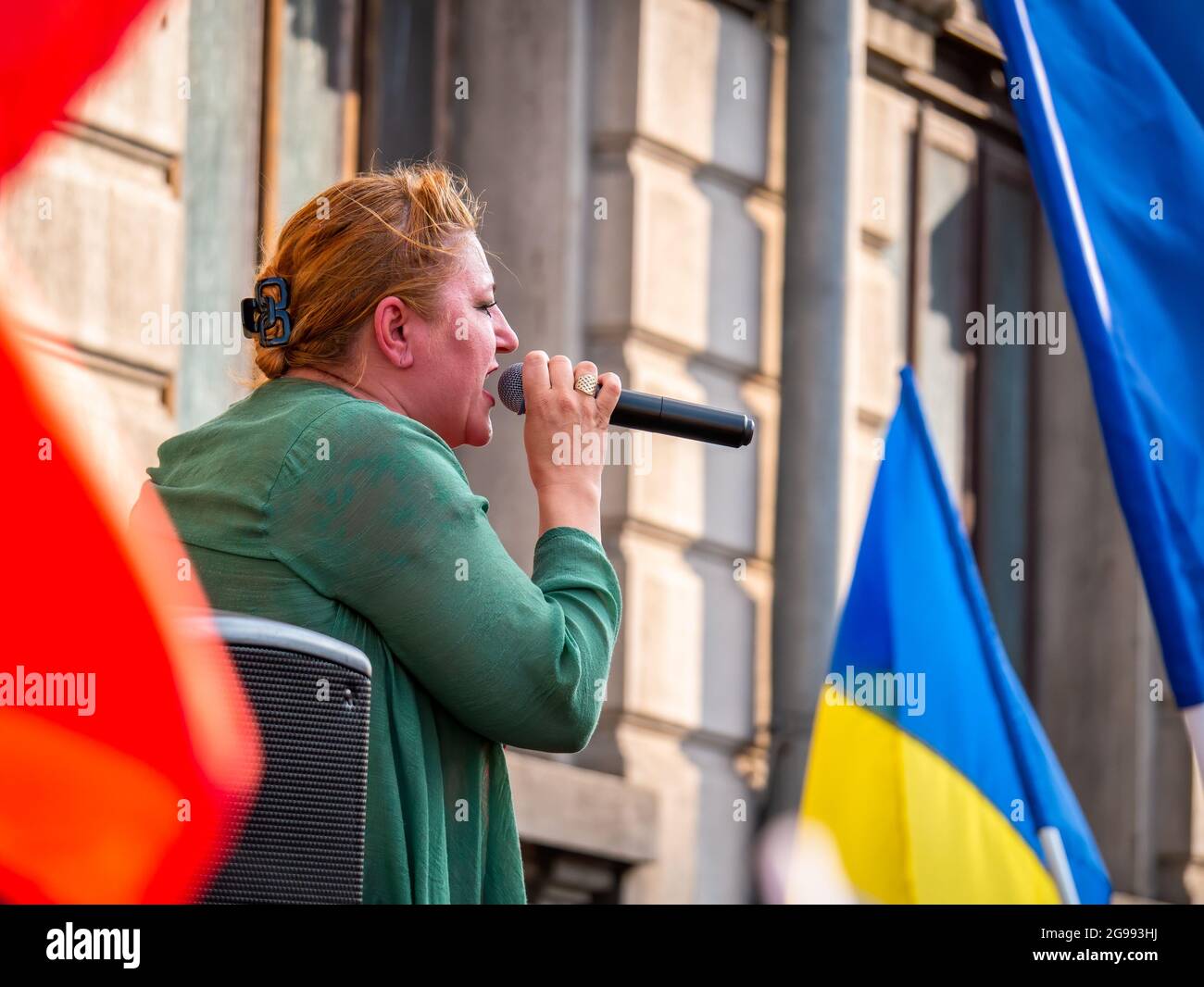 Bukarest Rumanien 07 24 2021 Die Rumanische Senatorin Diana Iovanovici Sosoaca Hielt Eine Rede Bei Einem Protest Gegen Covid 19 Beschrankungsmassnahmen Fur Thos Stockfotografie Alamy