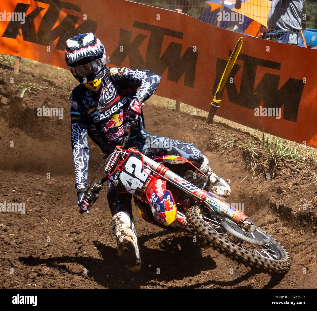 JUL 24 2021 Washougal, WA USA Troy Lee Designs/ Red Bull/ GASGAS Factory Racing Michael Mosiman(42) kommt aus Runde 30 während der Lucas Oil Pro Motocross Washougal Championship 250 Klasse Moto # 1 im Washougal MX Park Washougal, WA Thurman James/CSM Stockfoto