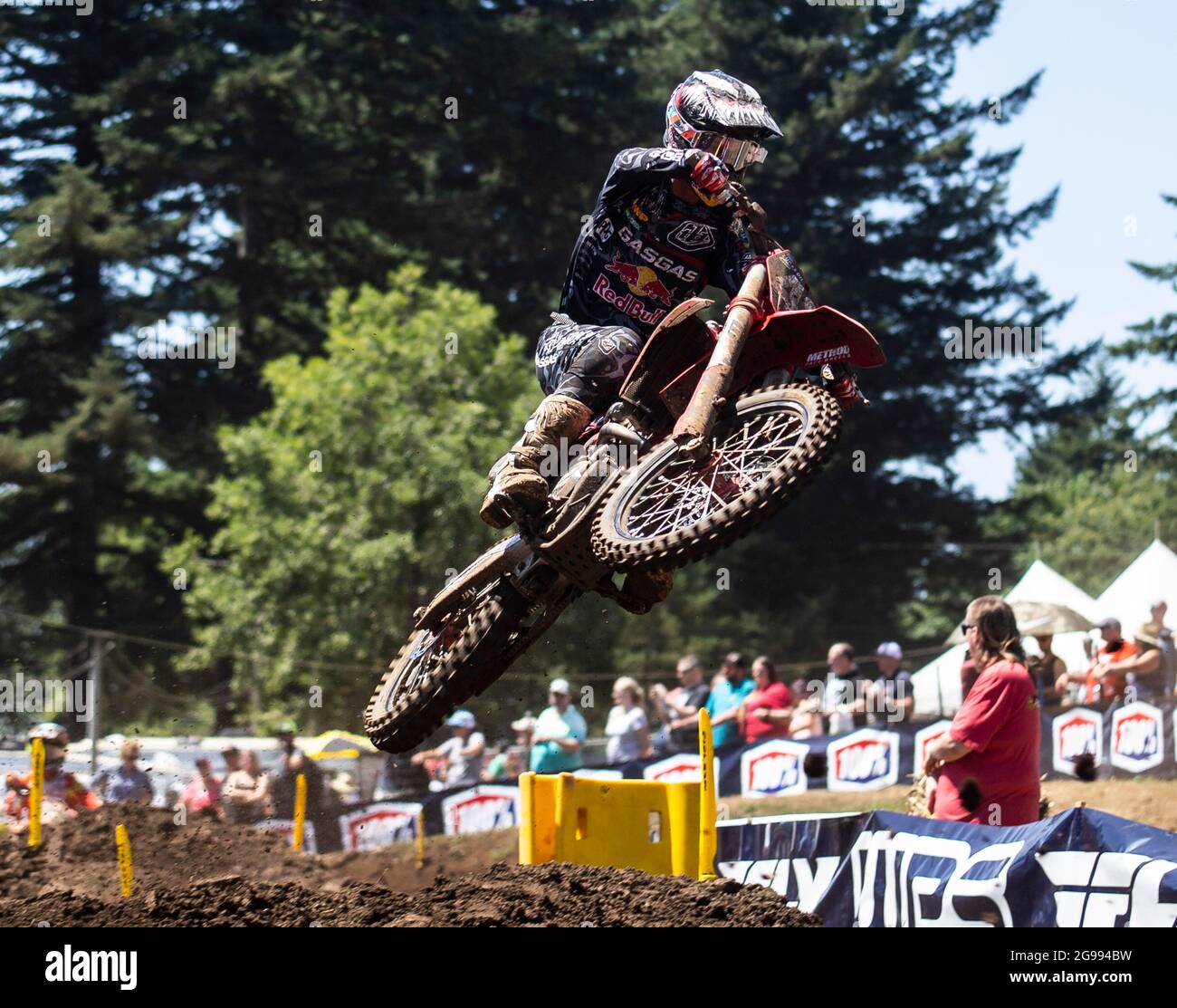 JUL 24 2021 Washougal, WA USA Troy Lee Designs/ Red Bull/ GASGAS Factory Racing Pierce Brown(45) bekommt während der Lucas Oil Pro Motocross Washougal Championship 250 Klasse Moto # 1 im Washougal MX Park Washougal, WA Thurman James/CSM große Luft zwischen den Abschnitten 35-36 Stockfoto