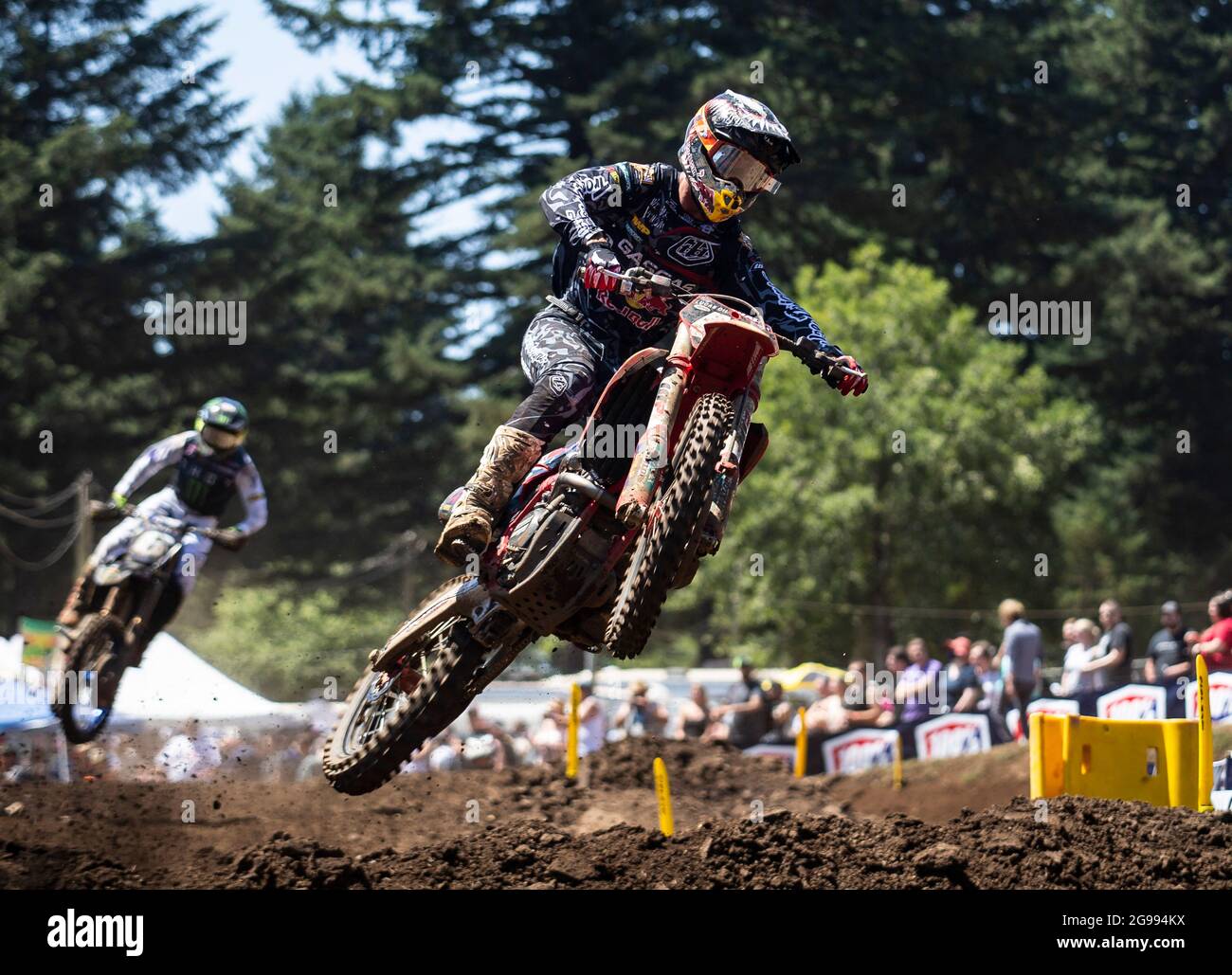 JUL 24 2021 Washougal, WA USA Troy Lee Designs/ Red Bull/ GASGAS Factory Racing Pierce Brown(45) bekommt während der Lucas Oil Pro Motocross Washougal Championship 250 Klasse Moto # 1 im Washougal MX Park Washougal, WA Thurman James/CSM große Luft zwischen den Abschnitten 35-36 Stockfoto