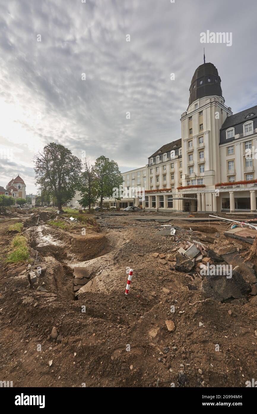 Bad Neuenahr Ahrweiler, Deutschland. Juli 2021. Das Gebiet um das Steigenberger Kurhotel wurde von der Flut verwüstet. Im Ahrtal, das durch die Überschwemmungen schwer verwüstet wurde, werden die Sanarbeiten unvermindert fortgesetzt. Quelle: Thomas Frey/dpa/Alamy Live News Stockfoto