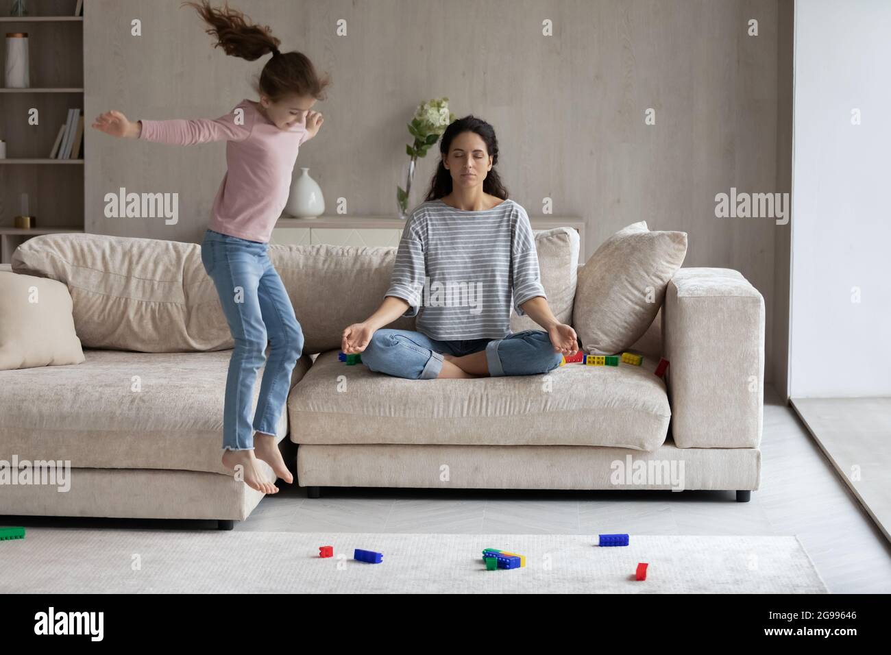 Ruhig Mutter vermitteln mit kleinen Tochter spielen herum Stockfoto