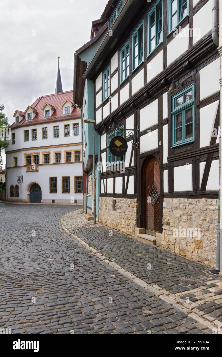 Stadtstraße mit Kopfsteinpflaster und traditionellen Häusern in Erfurt, Deutschland Stockfoto