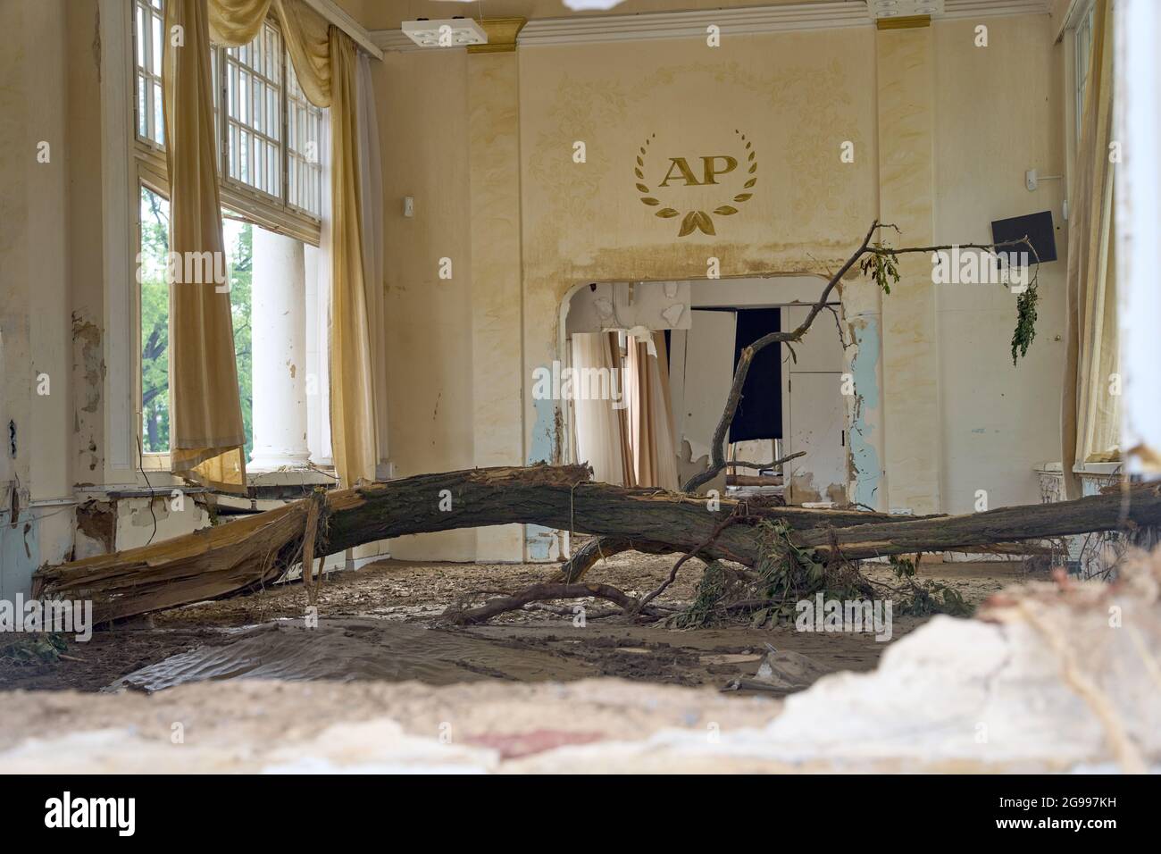 Bad Neuenahr Ahrweiler, Deutschland. Juli 2021. Die Flut spülte einen Baum im Kursaal in Bad Neuenahr. Im Ahrtal, das durch die Überschwemmungen schwer verwüstet wurde, werden die Sanarbeiten unvermindert fortgesetzt. Quelle: Thomas Frey/dpa/Alamy Live News Stockfoto