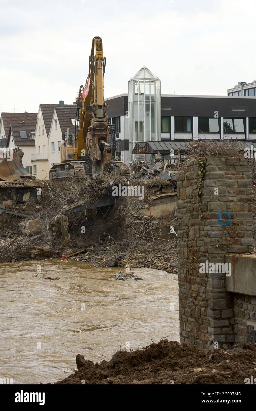 Bad Neuenahr Ahrweiler, Deutschland. Juli 2021. Die Hilfskräfte zerstören eine Brücke über die Ahr, die durch die Flut völlig zerstört wurde. Hier soll im Laufe des Tages vom Technischen Hilfswerk (THW) eine provisorische Brücke errichtet werden. Quelle: Thomas Frey/dpa/Alamy Live News Stockfoto