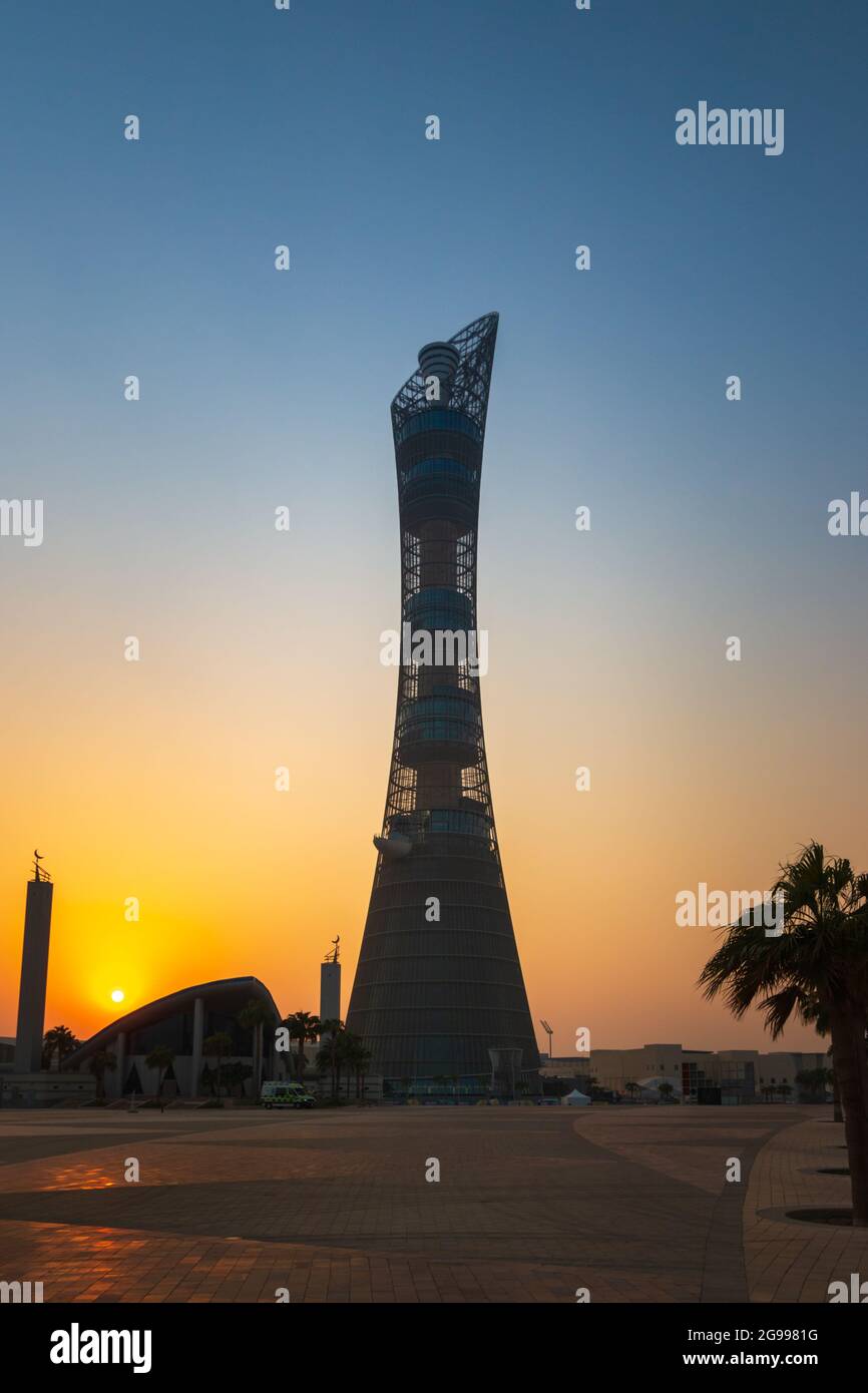 Doha, Katar – 1. Oktober 2019: Der Torch Tower im Doha Sport City Complex bei Sonnenuntergang neben der Aspire Masjid Moschee vor klarem Himmel Stockfoto