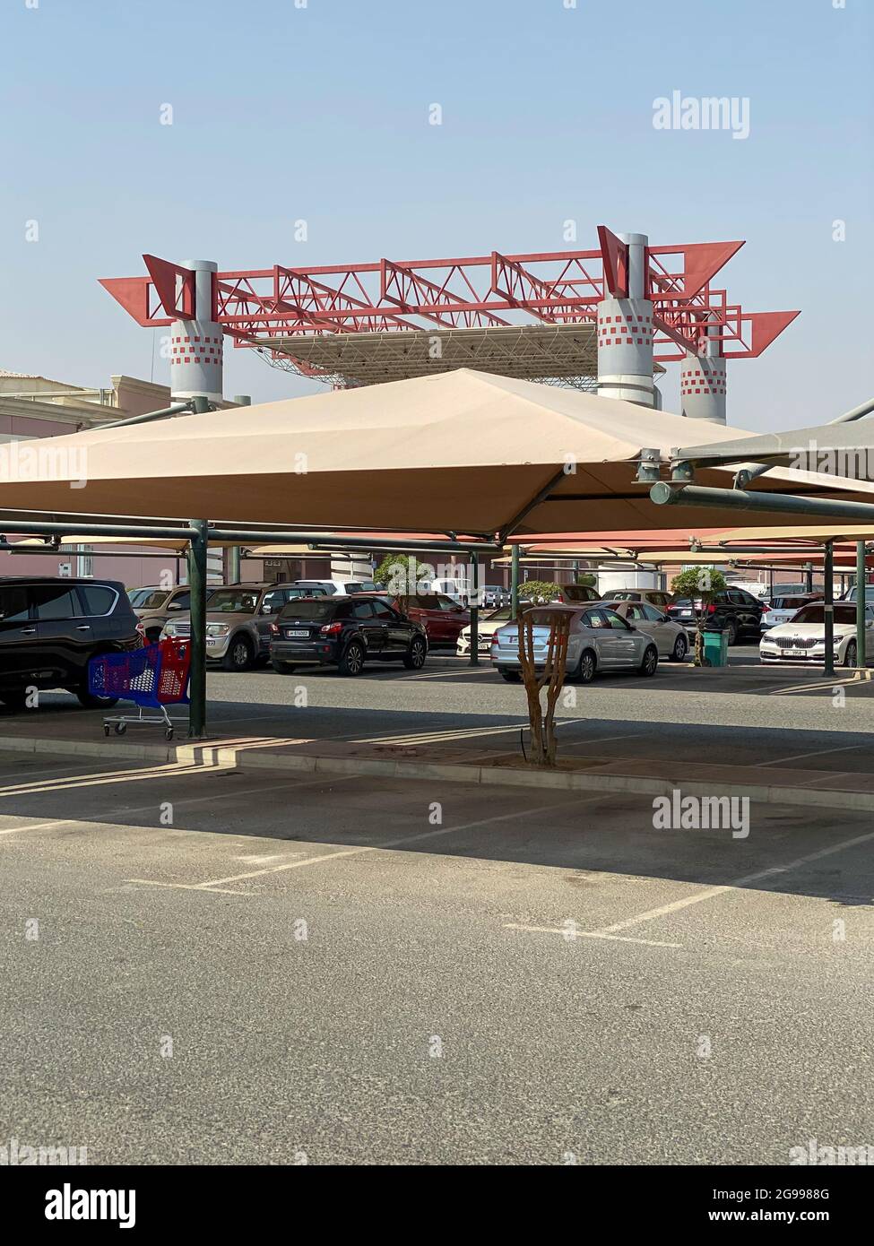 Doha, Katar – 1. Oktober 2019: Eingang der Villaggio Mall und sonnengeschützter Parkplatz, Doha, Katar, Mittlerer Osten mit Dach in Form von San Sir Stockfoto