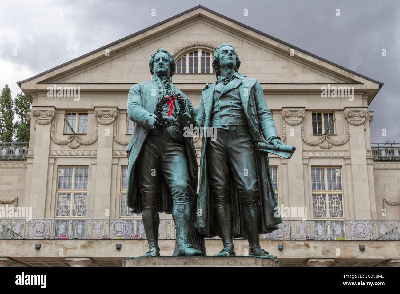 Das Goethe-Schiller-Denkmal von Ernst Rietschel vor dem Deutschen Nationaltheater und der Staatskapelle Weimar Stockfoto