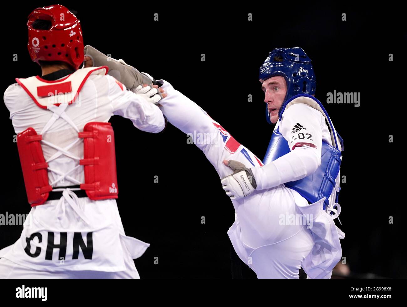 Der britische Bradly Sinden (rechts) im Kampf gegen den chinesischen Shuai Zhao beim Halbfinale der Männer mit 68 kg in der Makuhari Messe Halle A am zweiten Tag der Olympischen Spiele in Tokio 2020 in Japan. Bilddatum: Sonntag, 25. Juli 2021. Stockfoto