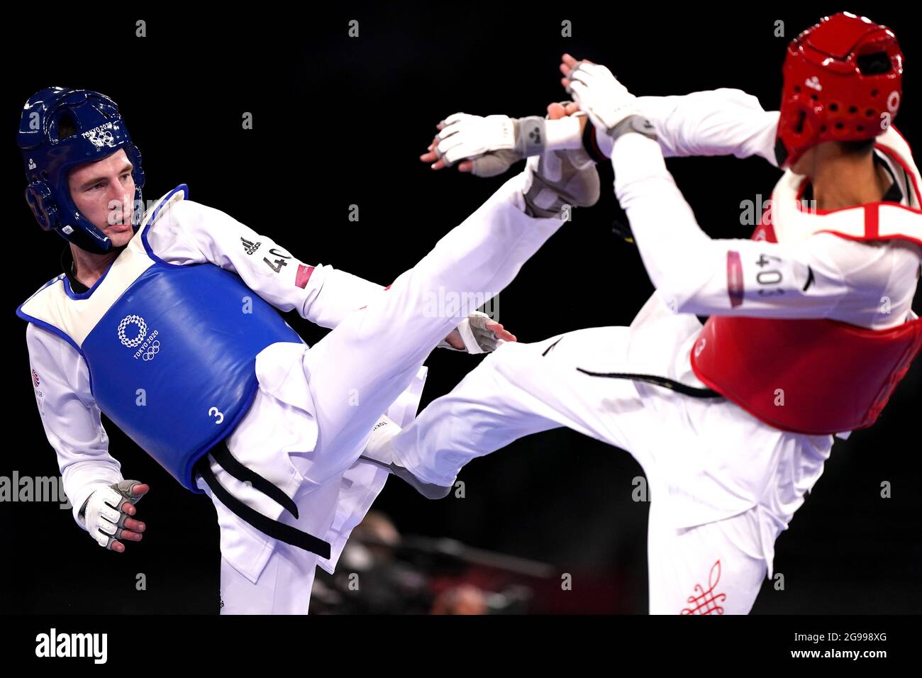 Der britische Bradly Sinden (rechts) im Kampf gegen den chinesischen Shuai Zhao beim Halbfinale der Männer mit 68 kg in der Makuhari Messe Halle A am zweiten Tag der Olympischen Spiele in Tokio 2020 in Japan. Bilddatum: Sonntag, 25. Juli 2021. Stockfoto