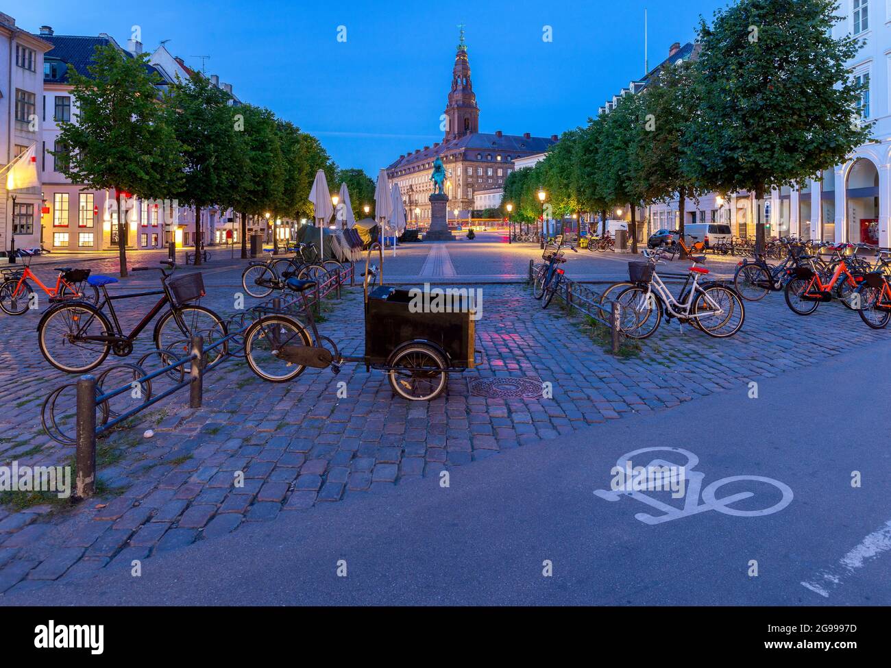 Hoibro Platz in der Nacht Beleuchtung in der Dämmerung. Kopenhagen. Dänemark. Stockfoto