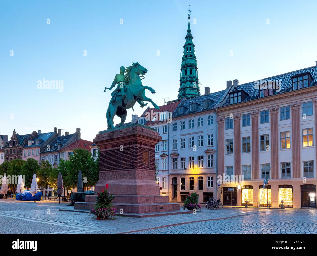 Hoibro Platz in der Nacht Beleuchtung in der Dämmerung. Kopenhagen. Dänemark. Stockfoto