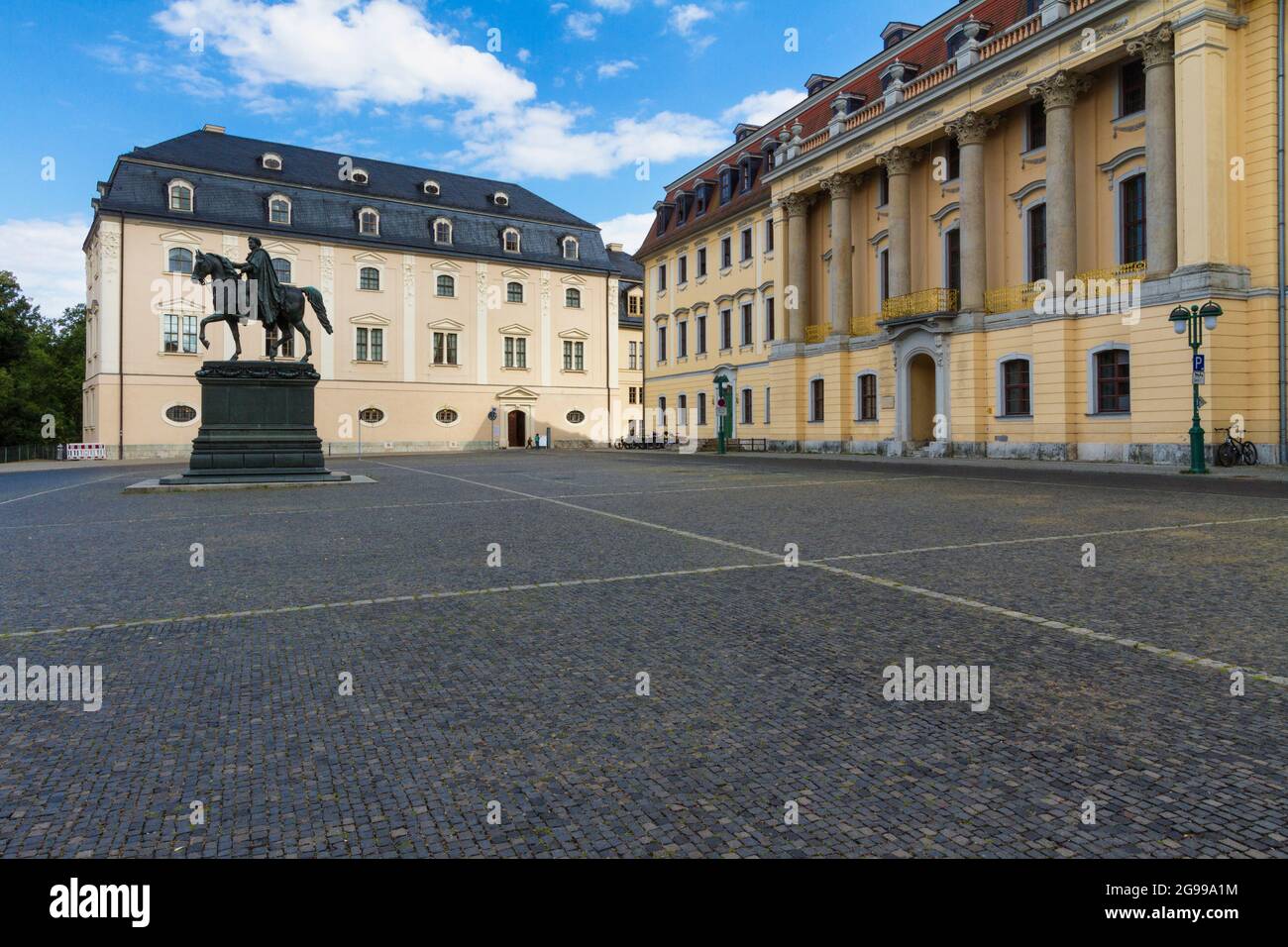Platz der Demokratie in Weimar mit Carl-August-Statue, Fürstenhaus (rechts) und Grünes Schloss (links) Stockfoto