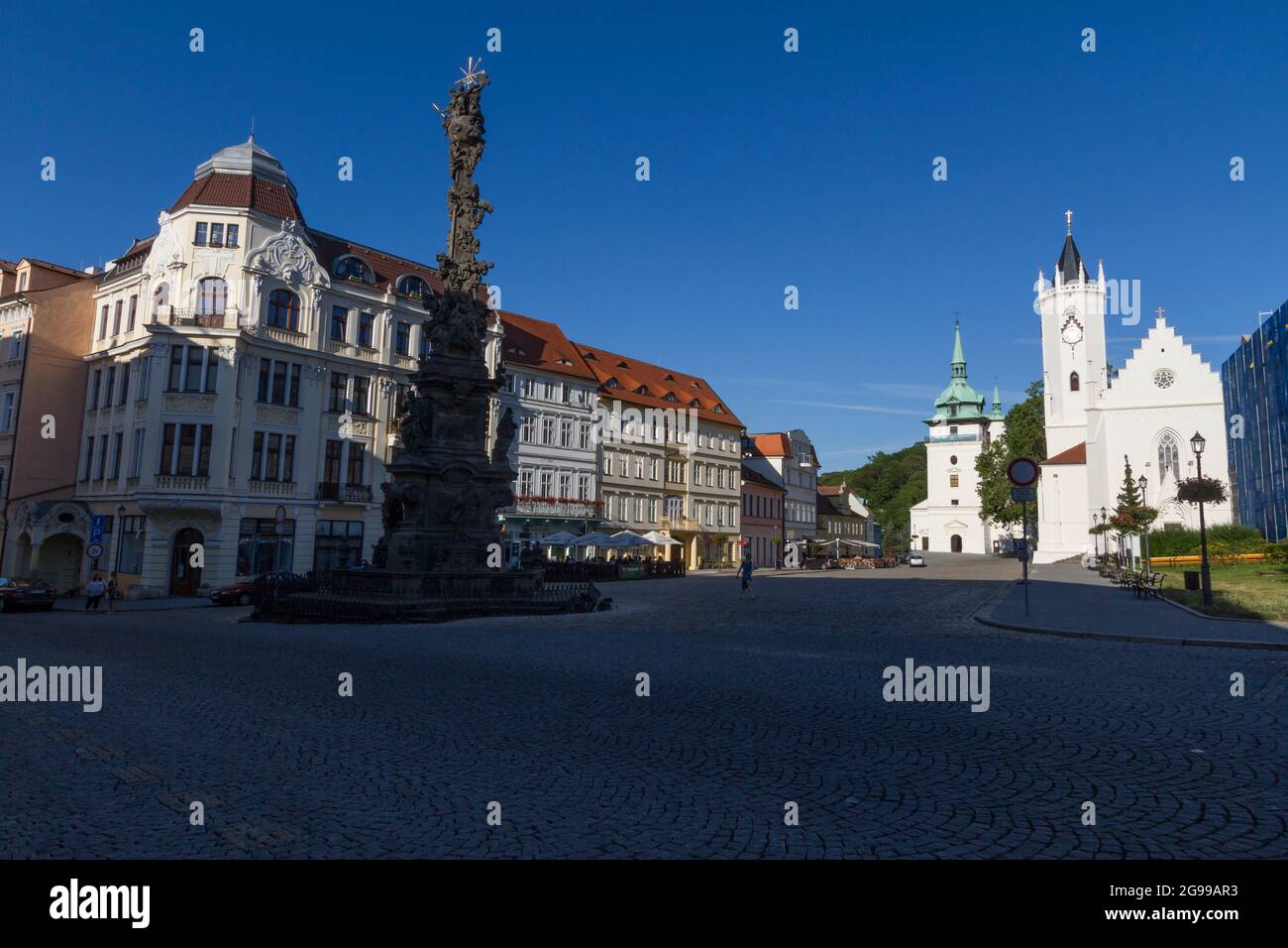 Schlossplatz mit Pestsäule und Kirchen in Teplice Stockfoto