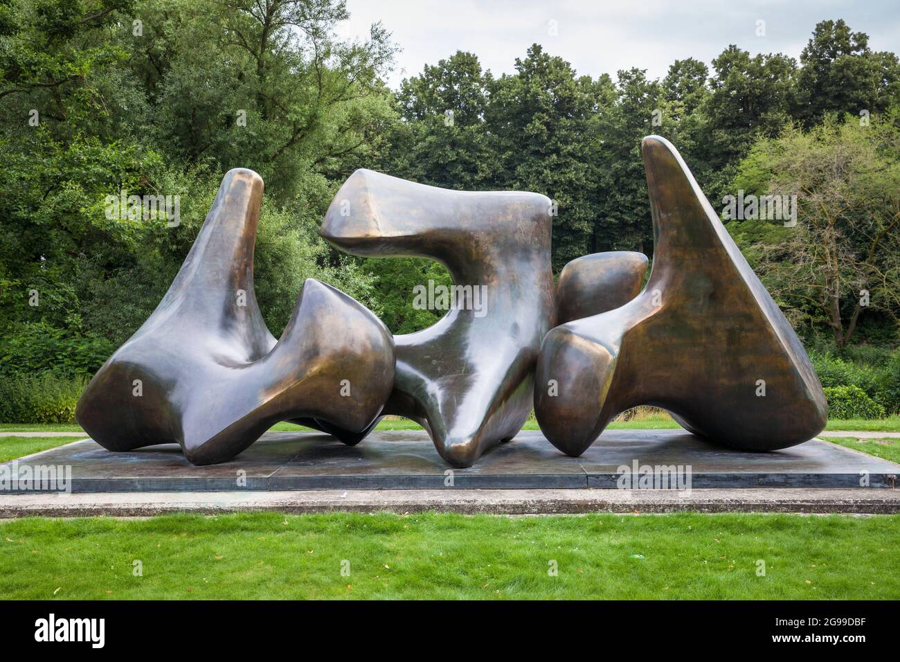 Die Bronzeskulptur große Wirbel (1968/69) von Henry Moore in der Landebausparkasse, Münster, Nordrhein-Westfalen, Deutschland. Die Bronzeplastik Stockfoto