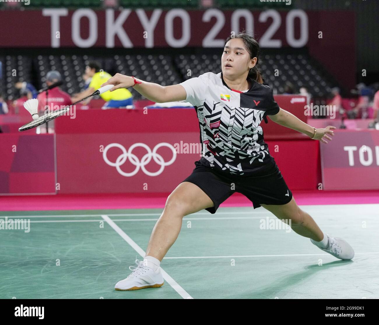 Die HTAR Thuzar aus Myanmar spielt während ihres Badminton-Einzel-Gruppenspiels gegen die Indonesierin Gregoria Mariska Tunjung bei den Olympischen Spielen in Tokio am 25. Juli 2021 auf der Musashino Forest Sport Plaza. (Kyodo)==Kyodo Foto via Credit: Newscom/Alamy Live News Stockfoto