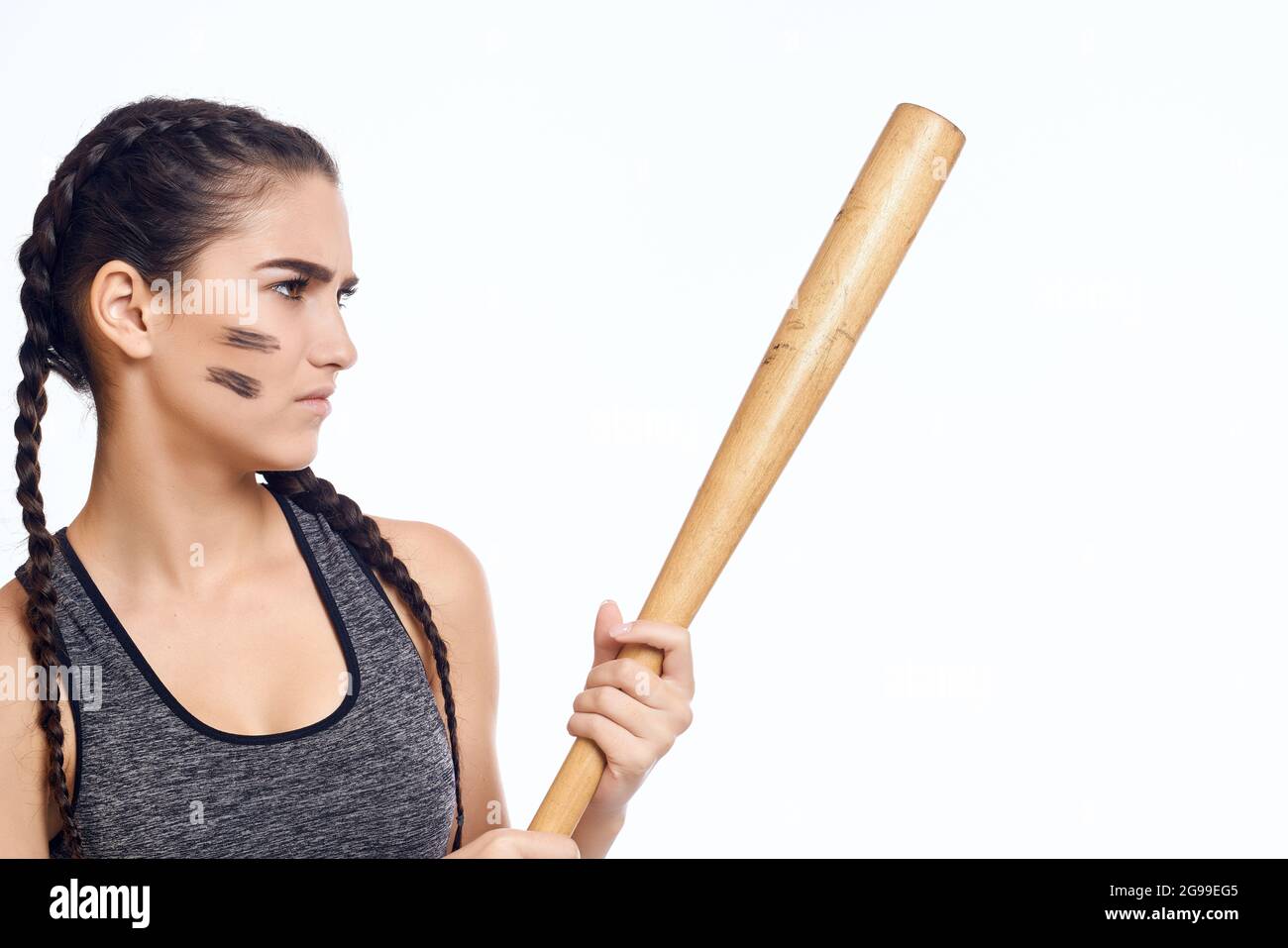 Sportliche Frau mit Baseballschläger Workout Studio Stockfotografie - Alamy
