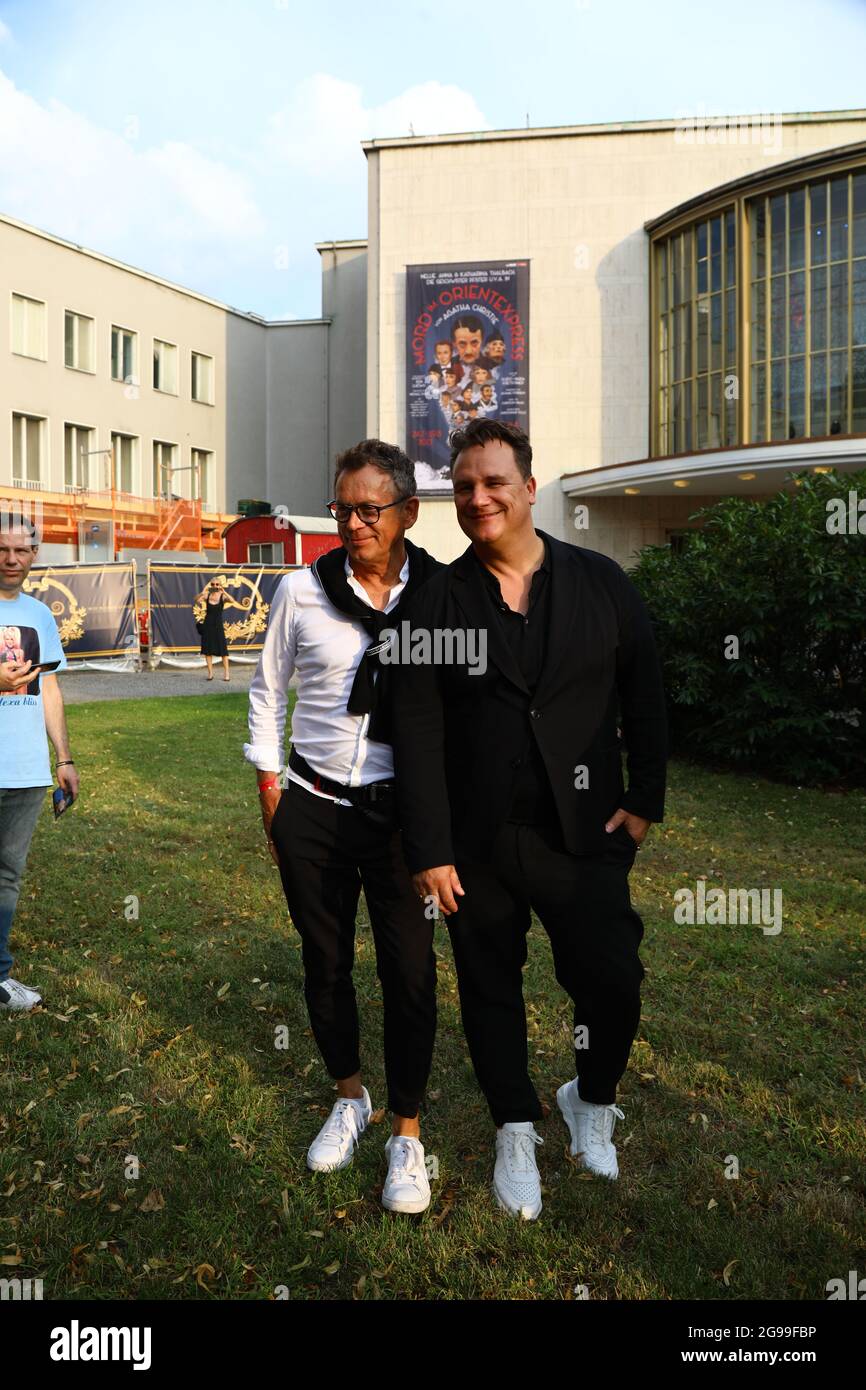 Guido Maria Kretschmer mit Ehemann Frank Mutters bei der Premiere des Theaterstücks 'Mord im Orientexpress' in der Komödie am Kurfürstendamm im Schill Stockfoto