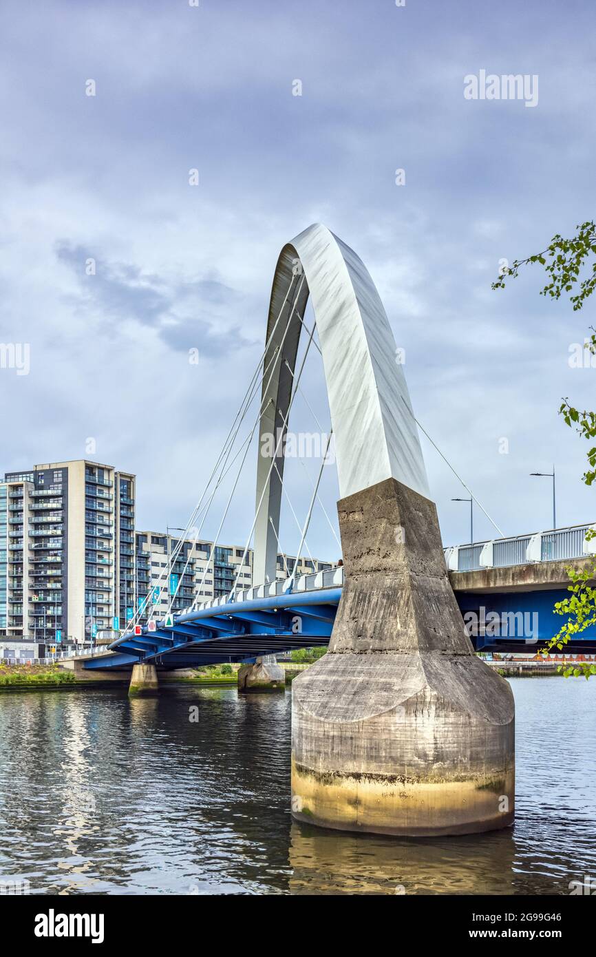 Die Squinty Bridge, oder richtiger Name der Clyde Arc, erstreckt sich über den Fluss Clyde in Glasgow. Stockfoto