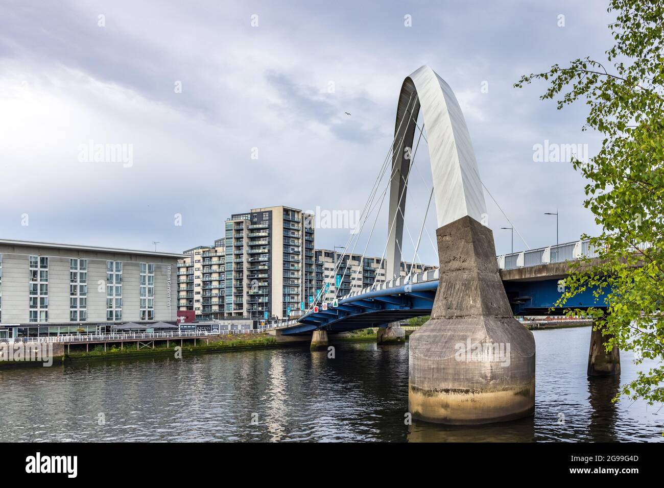 Die Squinty Bridge, oder richtiger Name der Clyde Arc, erstreckt sich über den Fluss Clyde in Glasgow. Stockfoto