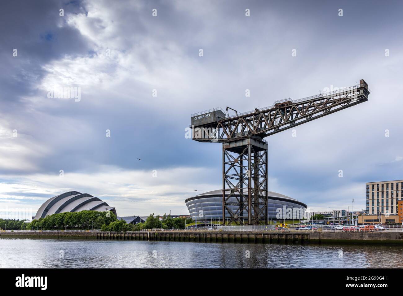 Der Finnieston Crane am Fluss Clyde in Glasgow, Schottland. Im Hintergrund befinden sich das SEC Armadillo-Gebäude und das SSE Hydro-Gebäude. Stockfoto