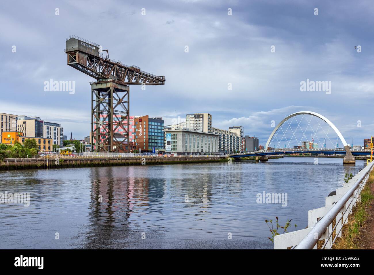 Glasgows Finnieston Crane & Clyde Arc-Brücke über den Fluss Clyde in Glasgow, Schottland. Stockfoto