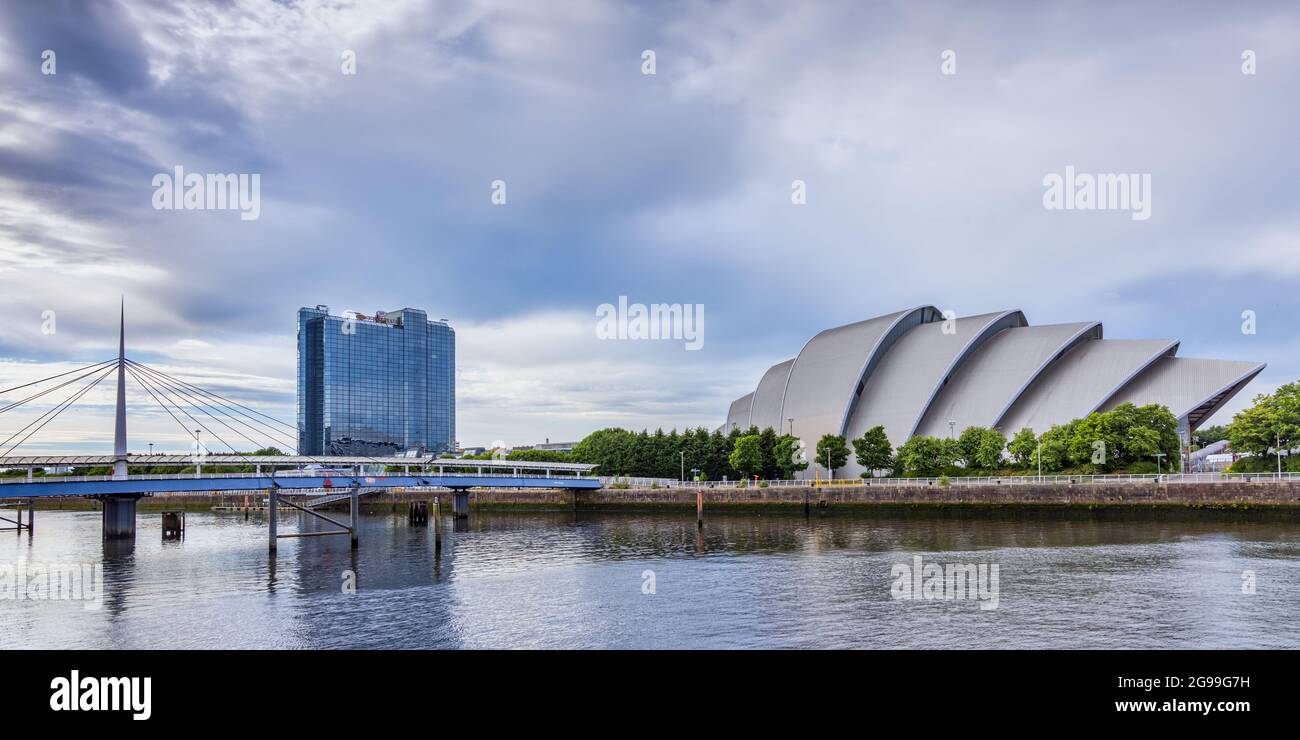 Bells Bridge über den Fluss Clyde und das SECC - das schottische Ausstellungs- und Konferenzzentrum, bekannt als Armadillo, entworfen von Sir Norman Foster. Stockfoto